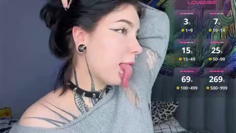 Snapshot of vivi__squirrel chatting on 11/20/25, 07:57 Vivi online show from 11/20/25, 07:57