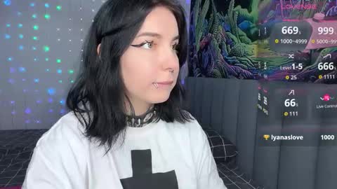 Snapshot of vivi__squirrel chatting on 12/15/25, 09:30 Vivi online show from 12/15/25, 09:30