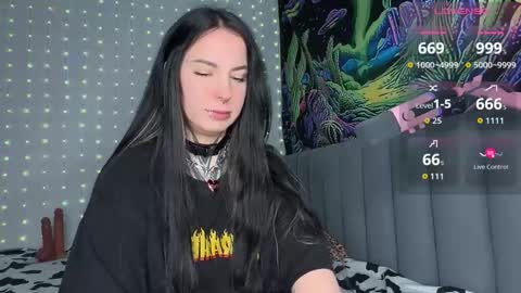 Snapshot of vivi__squirrel chatting on 12/19/25, 01:23 Vivi online show from 12/19/25, 01:23