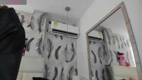 Snapshot of vivi_prinncess chatting on 10/26/25, 02:01 Viviana online show from 10/26/25, 02:01