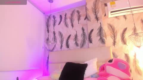 Snapshot of vivi_prinncess chatting on 11/19/25, 10:43 Viviana online show from 11/19/25, 10:43