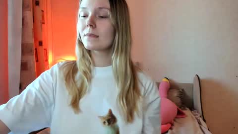 Snapshot of vivian_alison chatting on 02/26/25, 02:03 vivian_alison online show from 02/26/25, 02:03