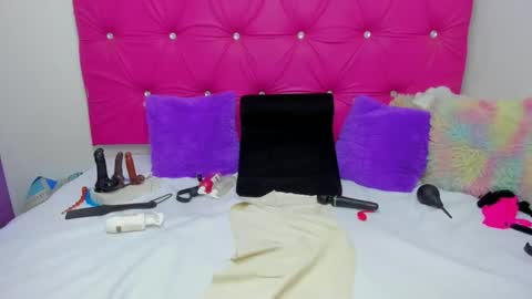 Snapshot of vivianeparis chatting on 05/22/26, 02:22 VivianParis online show from 05/22/26, 02:22