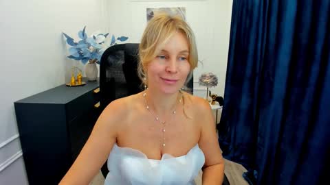 Snapshot of vivianlirei chatting on 09/11/25, 11:32 Sinti online show from 09/11/25, 11:32