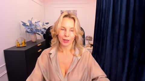 Snapshot of vivianlirei chatting on 10/04/25, 11:41 Sinti online show from 10/04/25, 11:41