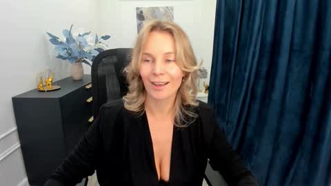 Snapshot of vivianlirei chatting on 10/09/25, 11:30 Sinti online show from 10/09/25, 11:30