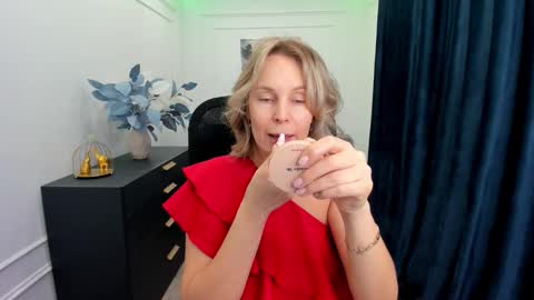 Snapshot of vivianlirei chatting on 10/11/25, 11:31 Sinti online show from 10/11/25, 11:31