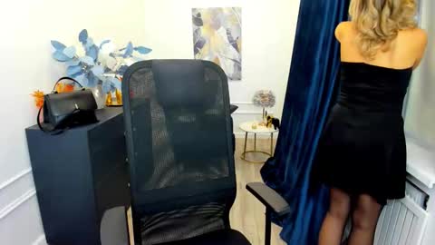 Snapshot of vivianlirei chatting on 10/15/25, 11:32 Sinti online show from 10/15/25, 11:32