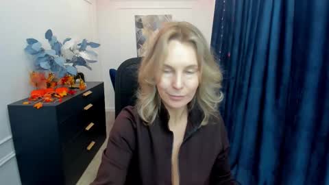 Snapshot of vivianlirei chatting on 10/22/25, 11:43 Sinti online show from 10/22/25, 11:43