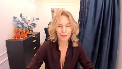 Snapshot of vivianlirei chatting on 10/29/25, 11:23 Sinti online show from 10/29/25, 11:23