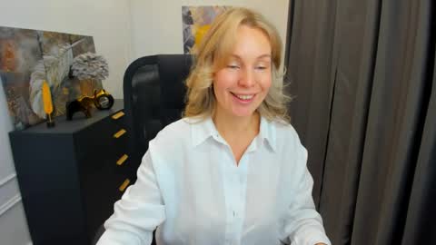 Snapshot of vivianlirei chatting on 05/09/26, 04:28 Sinti online show from 05/09/26, 04:28