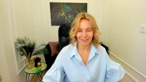 Snapshot of vivianlirei chatting on 05/15/26, 04:52 Sinti online show from 05/15/26, 04:52
