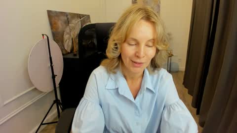 Snapshot of vivianlirei chatting on 05/25/26, 04:29 Sinti online show from 05/25/26, 04:29
