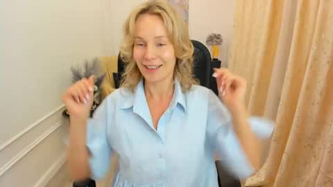 Snapshot of vivianlirei chatting on 06/07/26, 04:27 Sinti online show from 06/07/26, 04:27