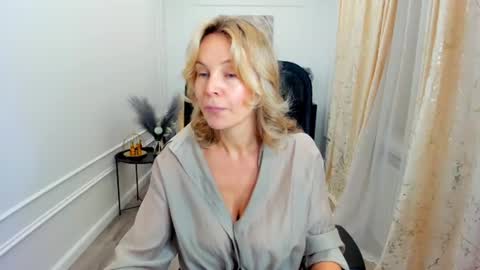 Snapshot of vivianlirei chatting on 06/19/26, 04:39 Sinti online show from 06/19/26, 04:39