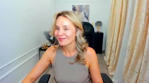 Snapshot of vivianlirei chatting on 06/29/26, 10:15 Sinti online show from 06/29/26, 10:15