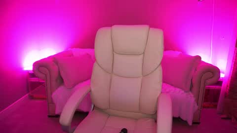 Vivien online show from 10/21/25, 08:09