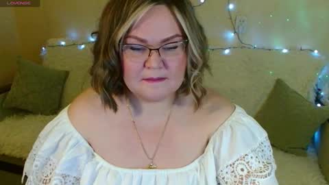 Snapshot of vivien__wet chatting on 02/05/25, 08:46 Vivien online show from 02/05/25, 08:46