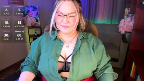 Snapshot of vivien__wet chatting on 04/26/26, 08:56 Vivien online show from 04/26/26, 08:56