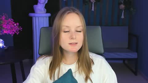 Snapshot of vivienleeigh chatting on 12/18/24, 07:30 Vivien online show from 12/18/24, 07:30