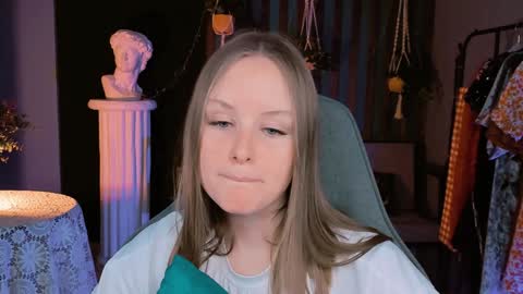 Snapshot of vivienleeigh chatting on 12/28/24, 04:20 Vivien online show from 12/28/24, 04:20