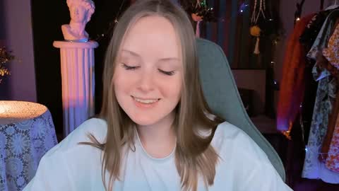 Snapshot of vivienleeigh chatting on 12/28/24, 10:23 Vivien online show from 12/28/24, 10:23