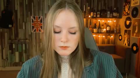 Snapshot of vivienleeigh chatting on 02/20/25, 01:08 Vivien online show from 02/20/25, 01:08