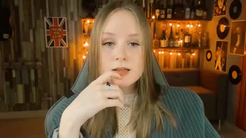 Snapshot of vivienleeigh chatting on 02/20/25, 04:14 Vivien online show from 02/20/25, 04:14