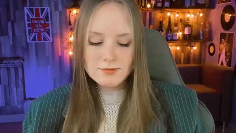 Snapshot of vivienleeigh chatting on 02/20/25, 07:30 Vivien online show from 02/20/25, 07:30