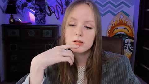 Snapshot of vivienleeigh chatting on 02/22/25, 06:30 Vivien online show from 02/22/25, 06:30