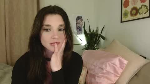 Snapshot of vivienne_rose chatting on 04/17/26, 03:42 Lillian Rose online show from 04/17/26, 03:42