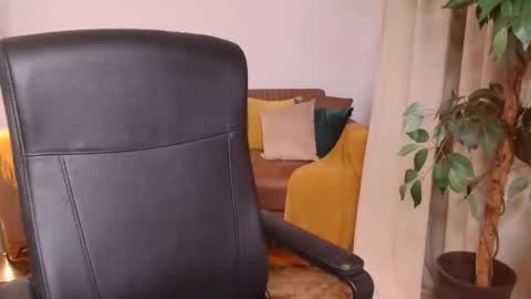 Snapshot of vivienneclement chatting on 11/16/25, 04:45 Vivienne online show from 11/16/25, 04:45