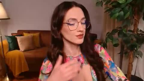 Snapshot of vivienneclement chatting on 12/02/25, 06:14 Vivienne online show from 12/02/25, 06:14