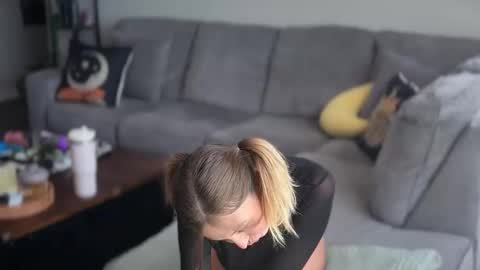 Snapshot of vixenliz chatting on 04/27/26, 03:54 Liz online show from 04/27/26, 03:54