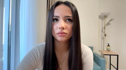 Snapshot of vixy_luna chatting on 04/01/26, 01:23 Miss Mia online show from 04/01/26, 01:23