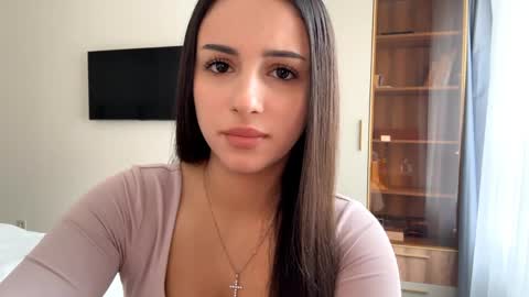 Snapshot of vixy_luna chatting on 04/04/26, 12:02 Miss Mia online show from 04/04/26, 12:02