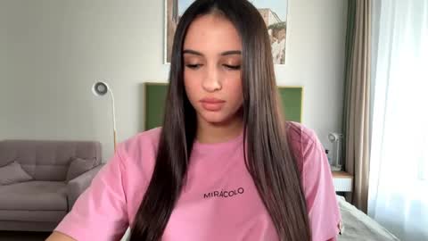 Snapshot of vixy_luna chatting on 05/27/26, 01:08 Miss Mia online show from 05/27/26, 01:08