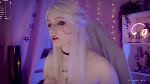 Snapshot of vronnier chatting on 09/21/25, 05:47 vronnier online show from 09/21/25, 05:47