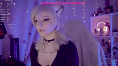 Snapshot of vronnier chatting on 10/11/25, 05:33 vronnier online show from 10/11/25, 05:33