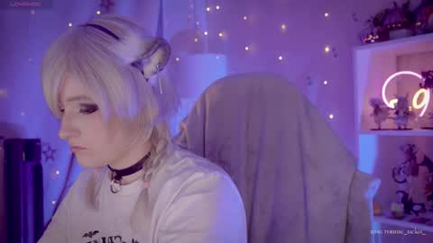 Snapshot of vronnier chatting on 10/19/25, 07:36 vronnier online show from 10/19/25, 07:36