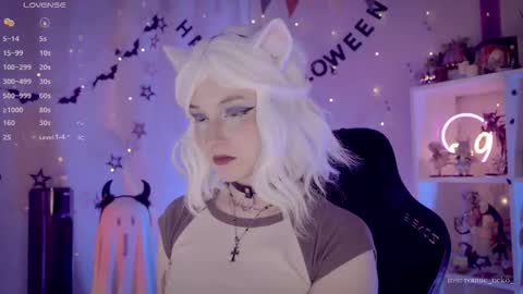 Snapshot of vronnier chatting on 11/11/25, 10:37 vronnier online show from 11/11/25, 10:37