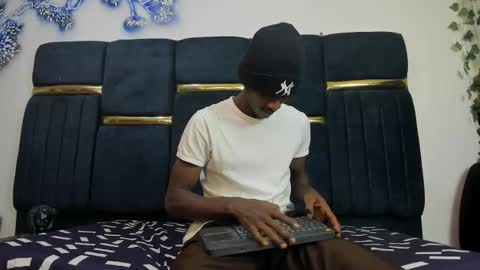 Snapshot of vsleyandlunaper chatting on 03/27/26, 02:39 vsleyandlunaper online show from 03/27/26, 02:39