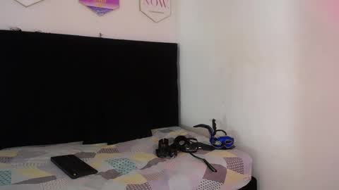 Snapshot of vwildcatper chatting on 09/17/25, 02:35 wild cat  online show from 09/17/25, 02:35