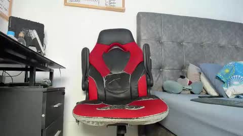 Snapshot of vyxen_ chatting on 03/16/26, 08:35 vyxen_ online show from 03/16/26, 08:35