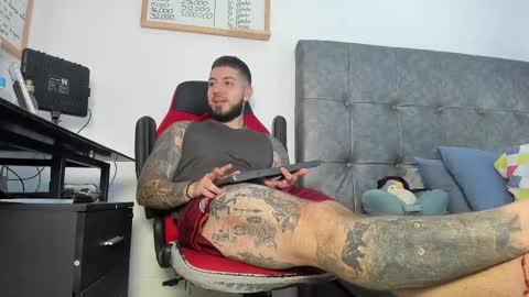 Snapshot of vyxen_ chatting on 03/20/26, 08:35 vyxen_ online show from 03/20/26, 08:35