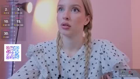 Snapshot of w_olivia_w chatting on 11/14/25, 09:02 Olivia online show from 11/14/25, 09:02