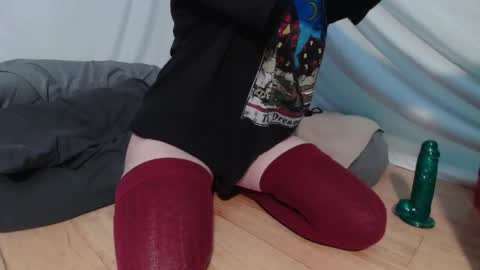 Snapshot of wacky_weirdo chatting on 11/12/25, 12:00 Rose online show from 11/12/25, 12:00