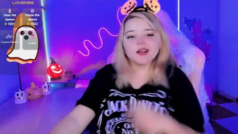 Snapshot of waifumochi_chan chatting on 10/17/25, 02:48 online show from 10/17/25, 02:48