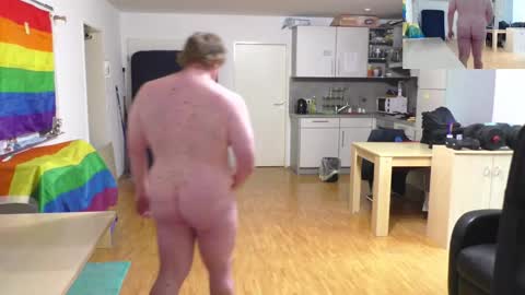 Snapshot of waldw123 chatting on 10/28/25, 02:42 Yarlim online show from 10/28/25, 02:42