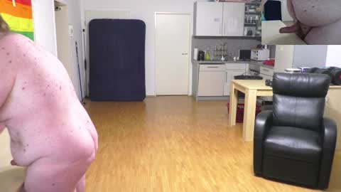 Snapshot of waldw123 chatting on 12/18/25, 02:34 Yarlim online show from 12/18/25, 02:34